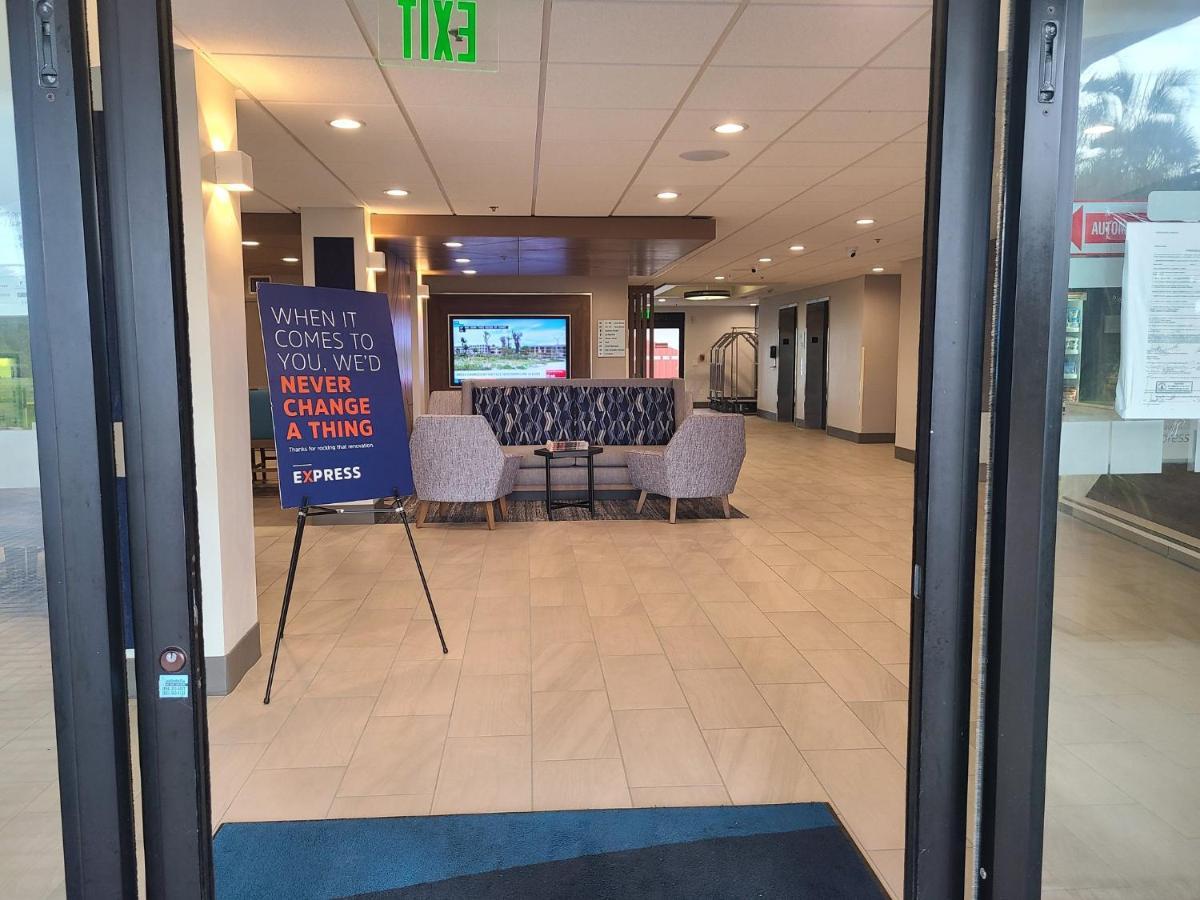 Holiday Inn Express Fort Lauderdale North - Executive Airport By Ihg Екстериор снимка