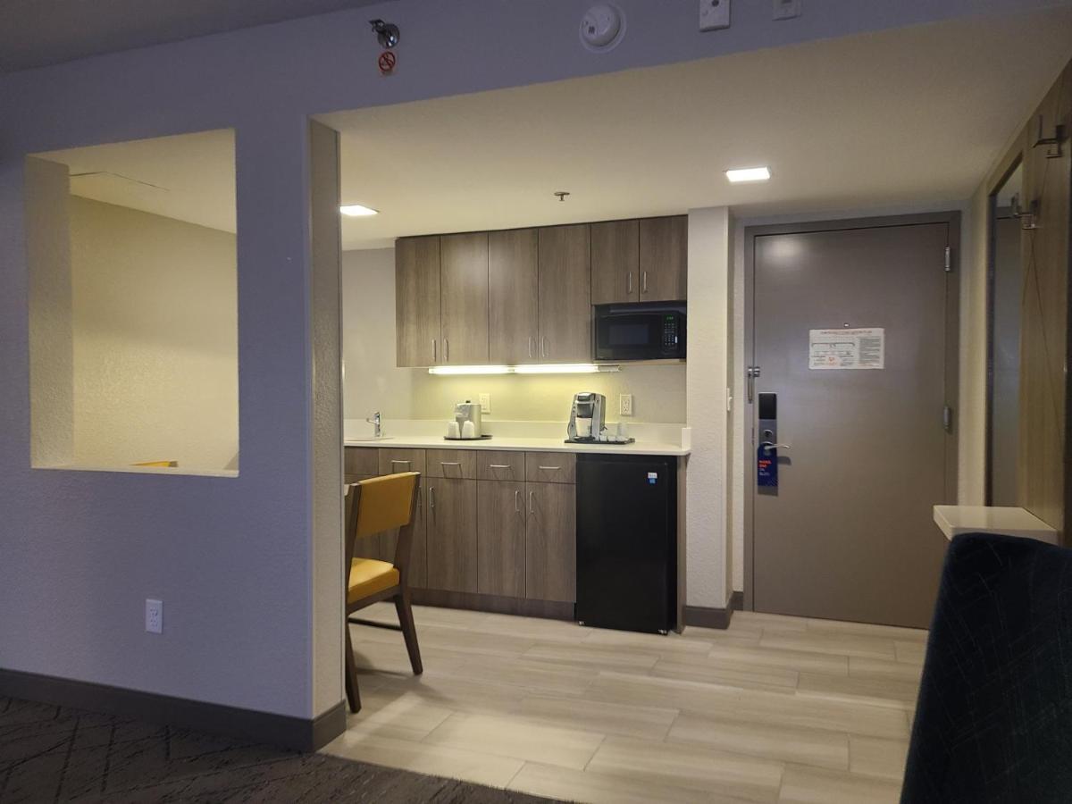 Holiday Inn Express Fort Lauderdale North - Executive Airport By Ihg Екстериор снимка