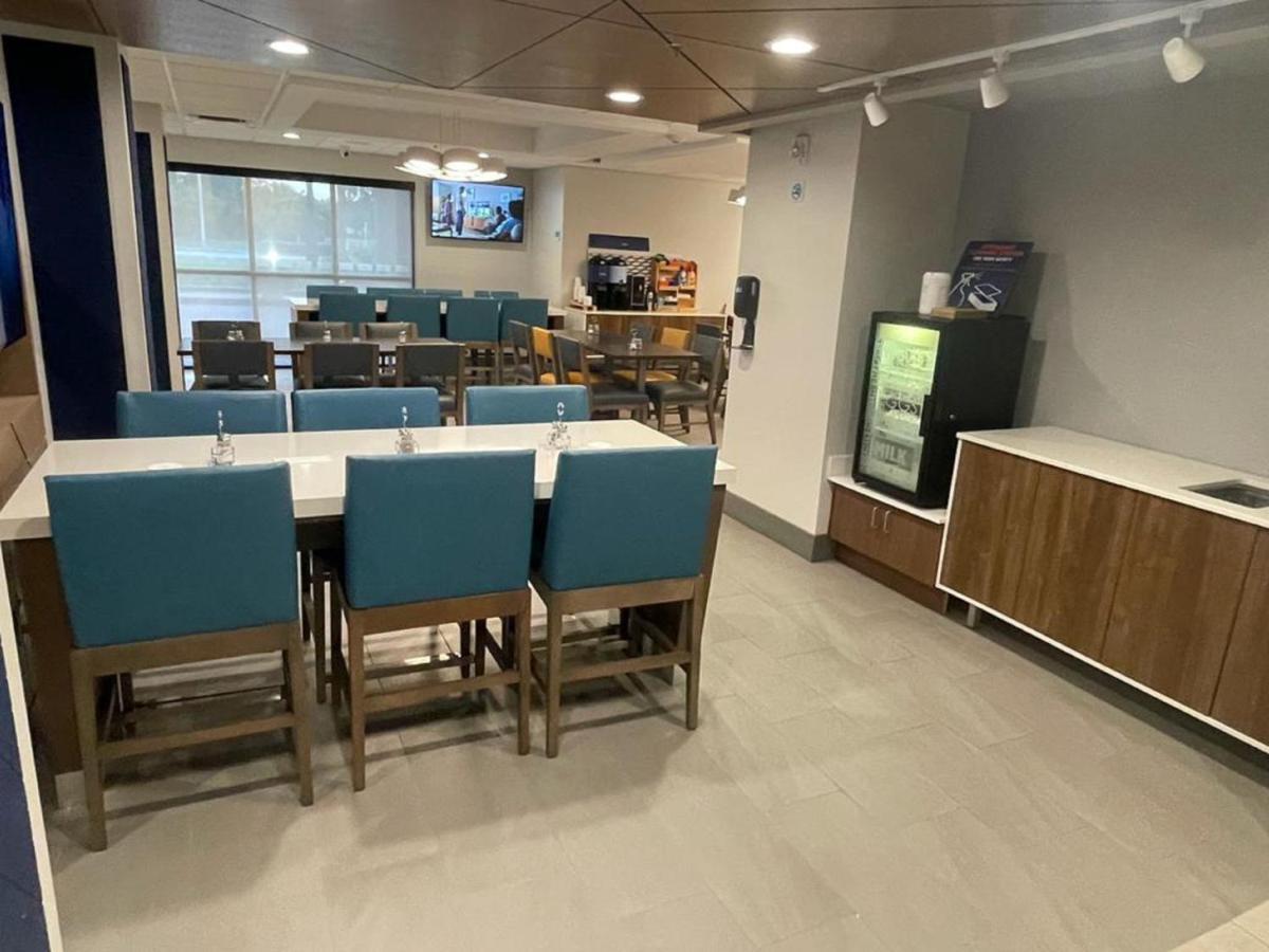 Holiday Inn Express Fort Lauderdale North - Executive Airport By Ihg Екстериор снимка