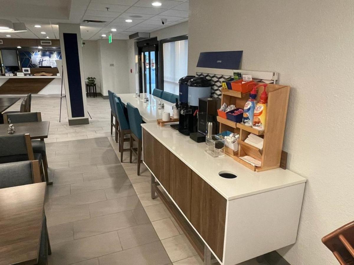 Holiday Inn Express Fort Lauderdale North - Executive Airport By Ihg Екстериор снимка