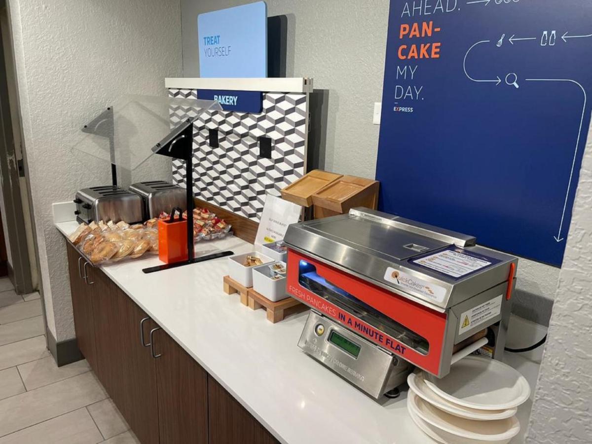 Holiday Inn Express Fort Lauderdale North - Executive Airport By Ihg Екстериор снимка