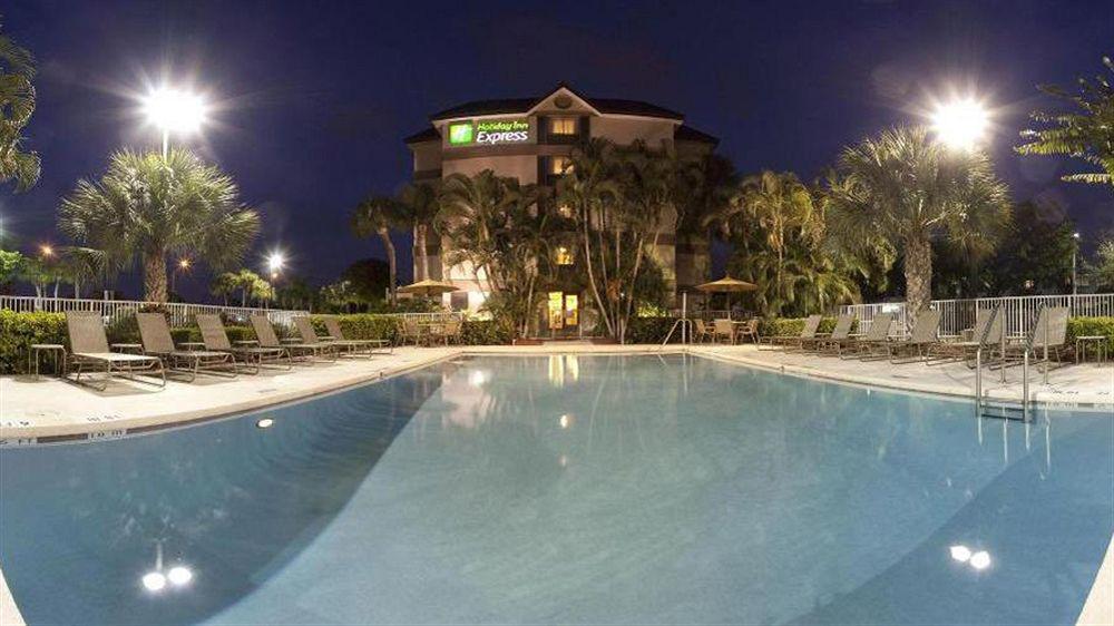 Holiday Inn Express Fort Lauderdale North - Executive Airport By Ihg Екстериор снимка